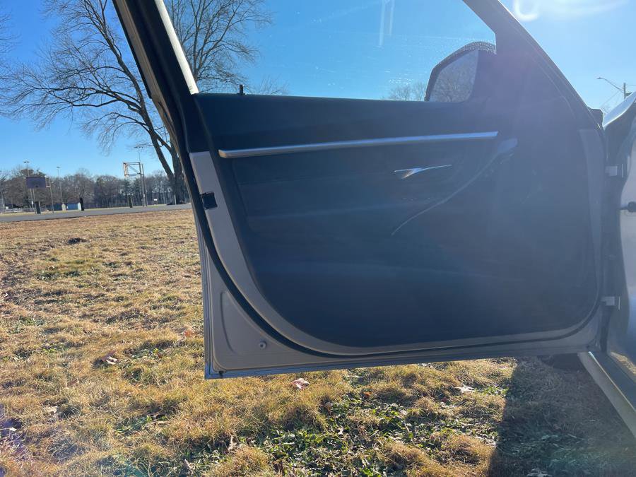 Used 2017 BMW 330e w/ Technology Package RWD image 30