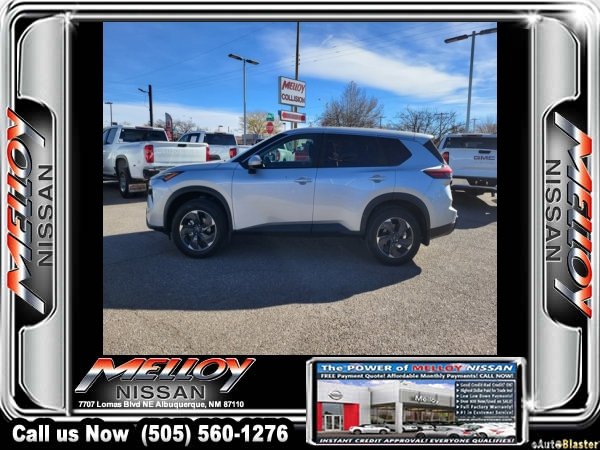 Used 2025 Nissan Rogue SV image 2