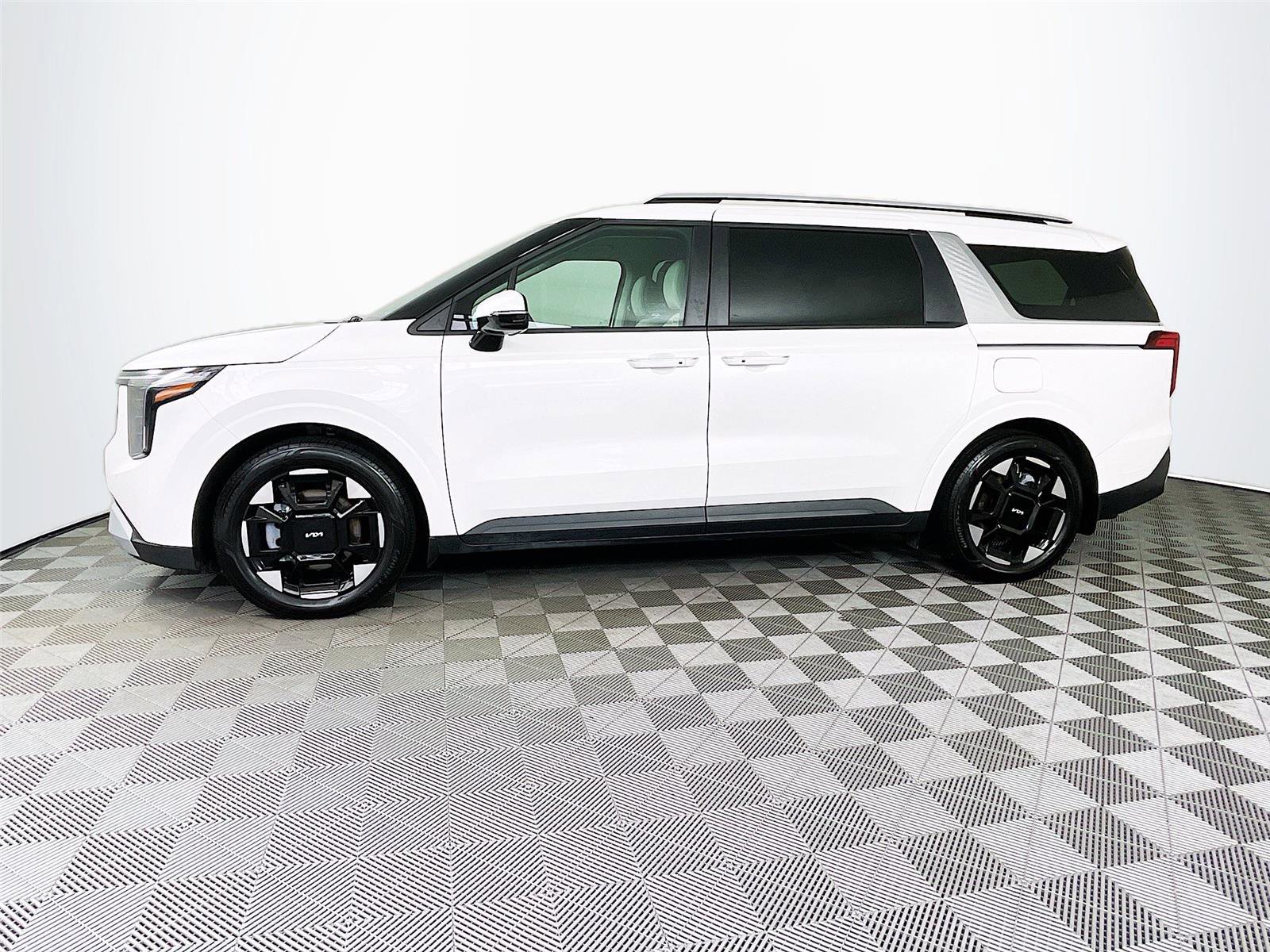 Used 2025 Kia Carnival EX image 4