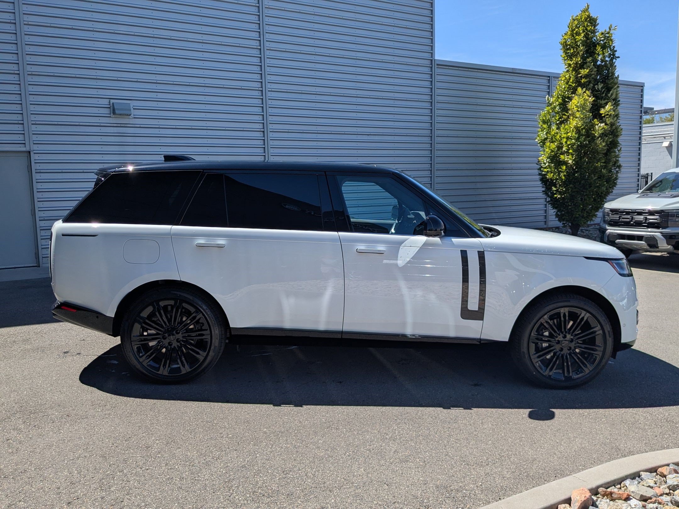 New 2026 Land Rover Range Rover Long Wheelbase SE AWD/4WD image 4