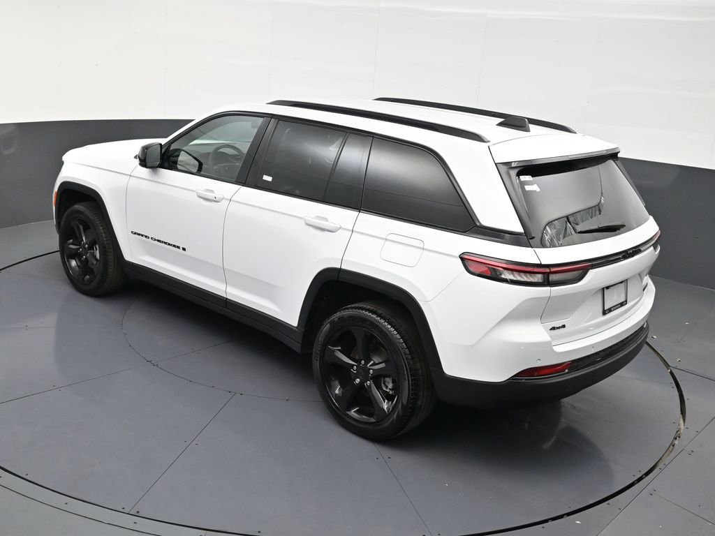Used 2025 Jeep Grand Cherokee Limited w/ Black Appearance Package image 15