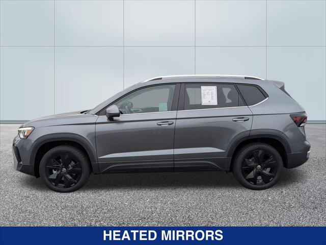 Used 2025 Volkswagen Taos SE w/ Panoramic Sunroof Package FWD image 2
