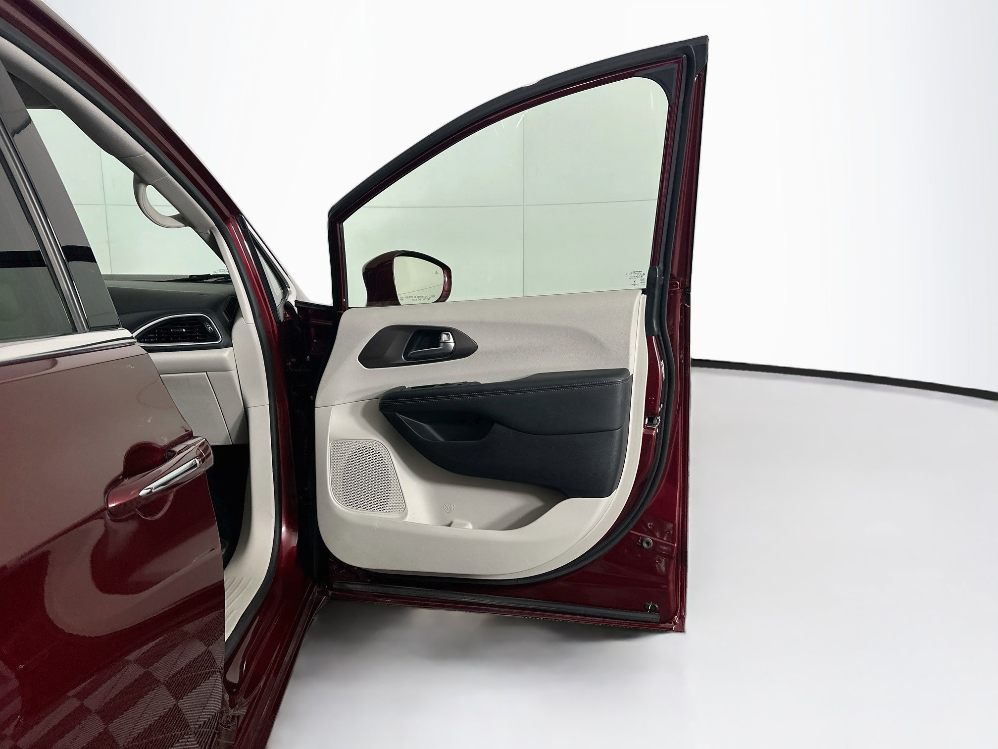 Used 2020 Chrysler Pacifica Touring FWD image 34