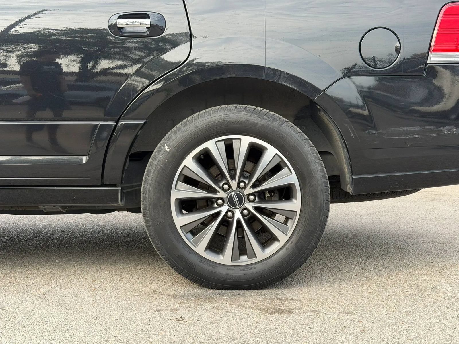 Used 2015 Lincoln Navigator 4WD image 33
