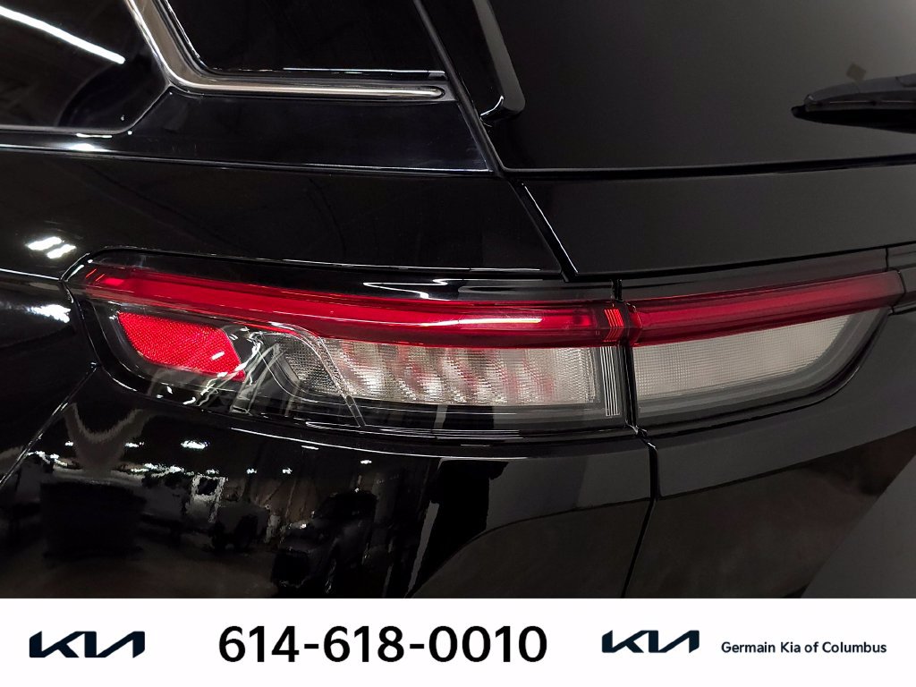 Used 2023 Jeep Grand Cherokee Laredo w/ Luxury Tech Group I AWD/4WD image 15