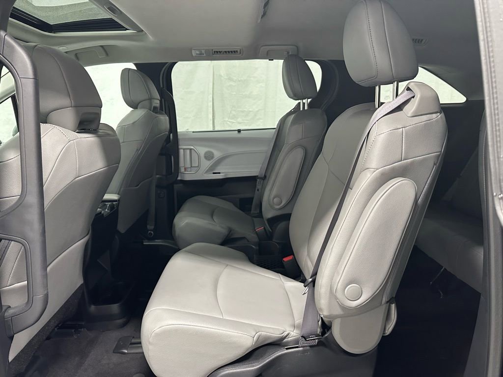 Used 2025 Toyota Sienna XLE image 49