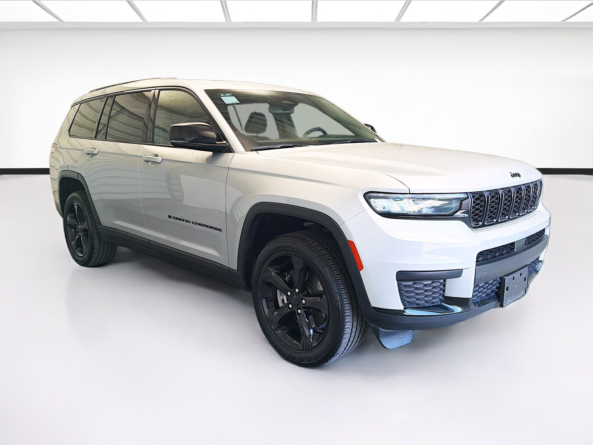 Used 2024 Jeep Grand Cherokee L Altitude RWD image 3