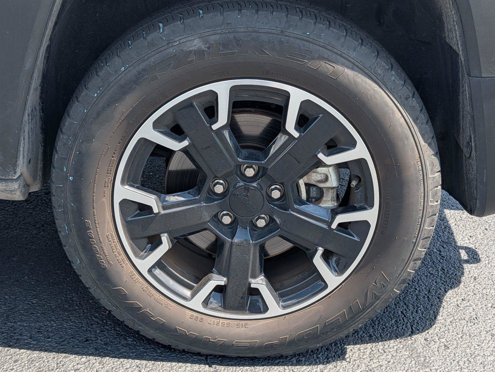 Used 2023 Jeep Renegade Trailhawk AWD/4WD image 38
