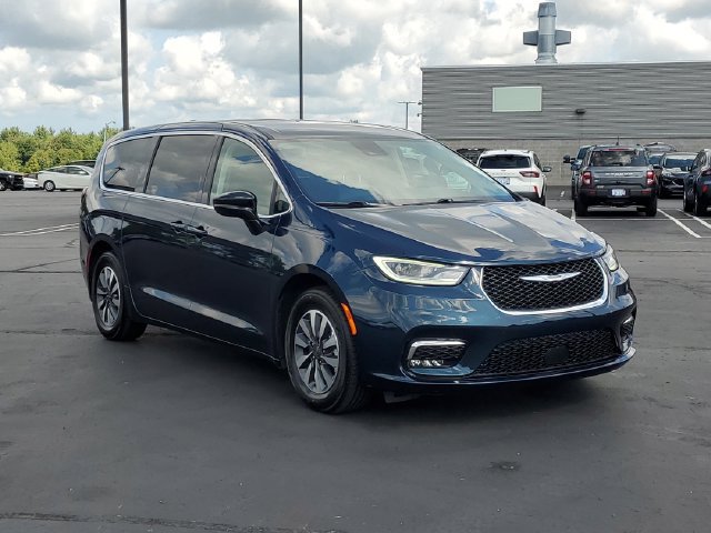 Used 2024 Chrysler Pacifica Limited FWD image 2