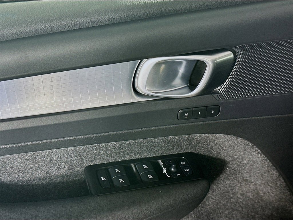 Used 2022 Volvo XC40 T4 Momentum image 24