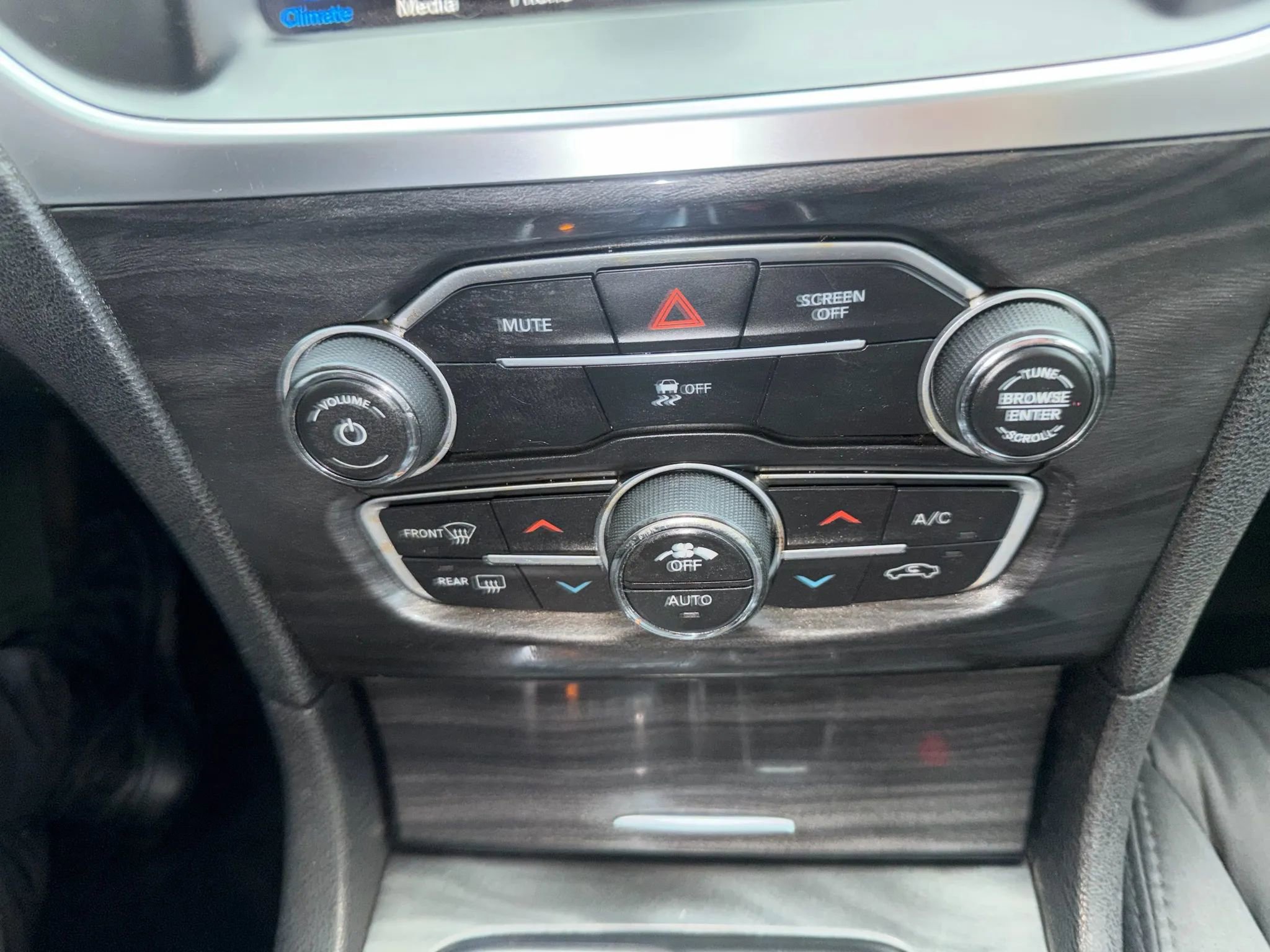 Used 2018 Chrysler 300 Touring w/ Chrome Appearance Package image 18