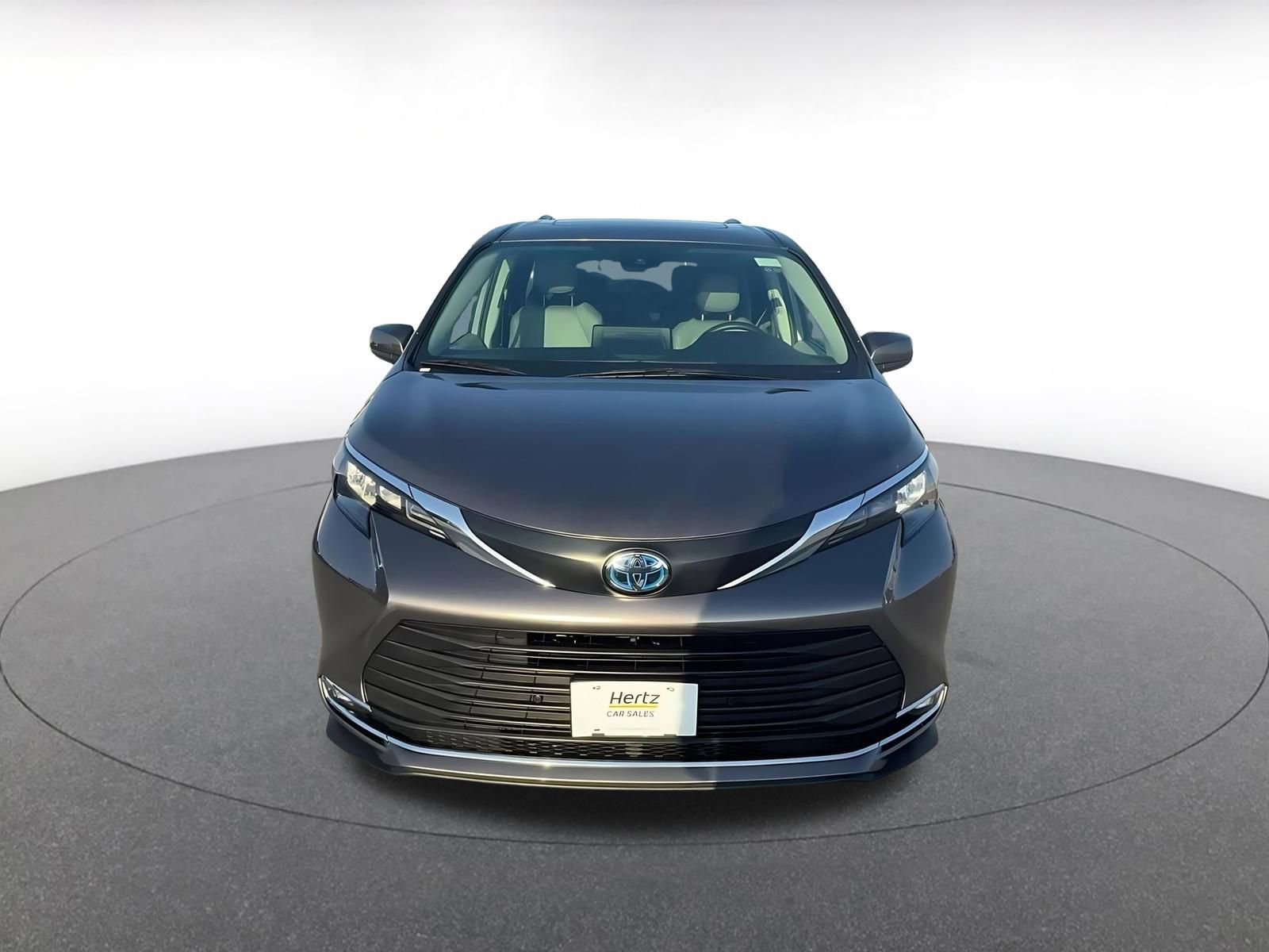 Used 2024 Toyota Sienna XLE image 3