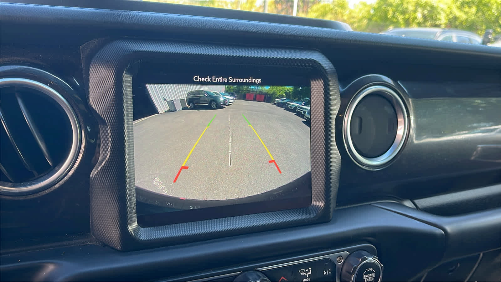 Used 2019 Jeep Wrangler Unlimited Sahara AWD/4WD image 18