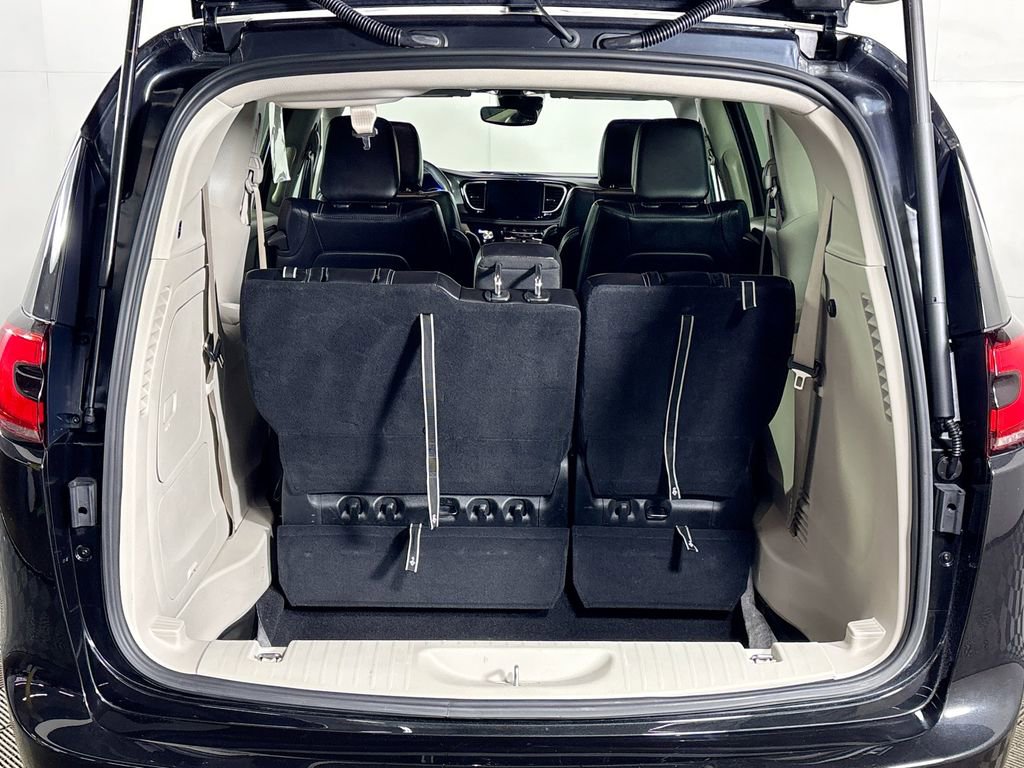Used 2023 Chrysler Pacifica Touring-L image 19