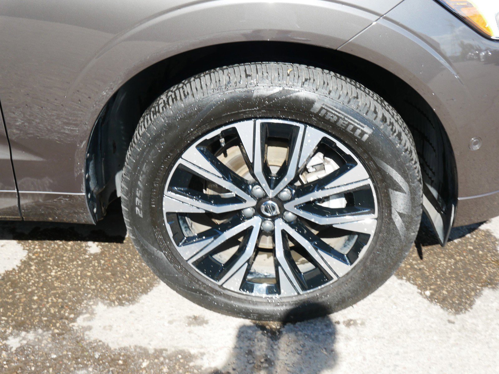 Certified 2025 Volvo XC60 B5 Plus AWD/4WD image 9
