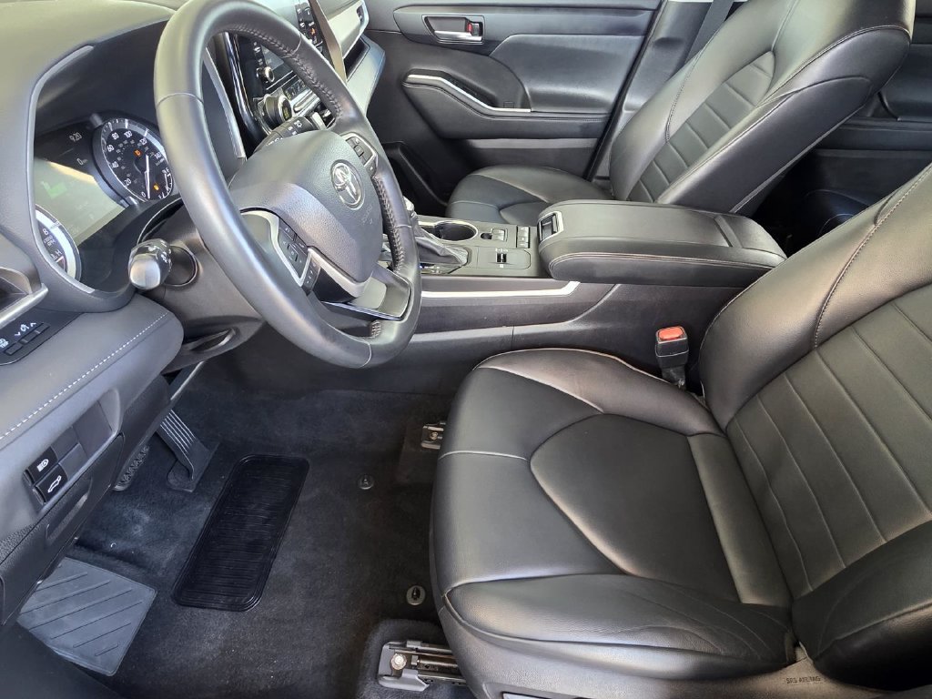 Used 2022 Toyota Highlander XLE FWD image 7