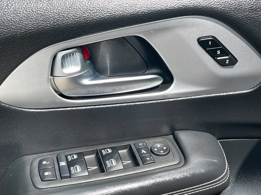 Used 2025 Chrysler Pacifica Limited FWD image 23