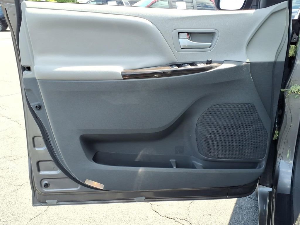 Used 2017 Toyota Sienna XLE AWD/4WD image 9