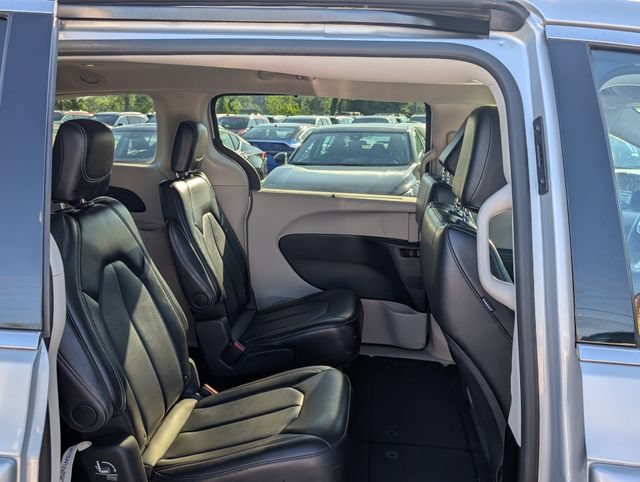 Used 2024 Chrysler Pacifica Touring-L FWD image 11