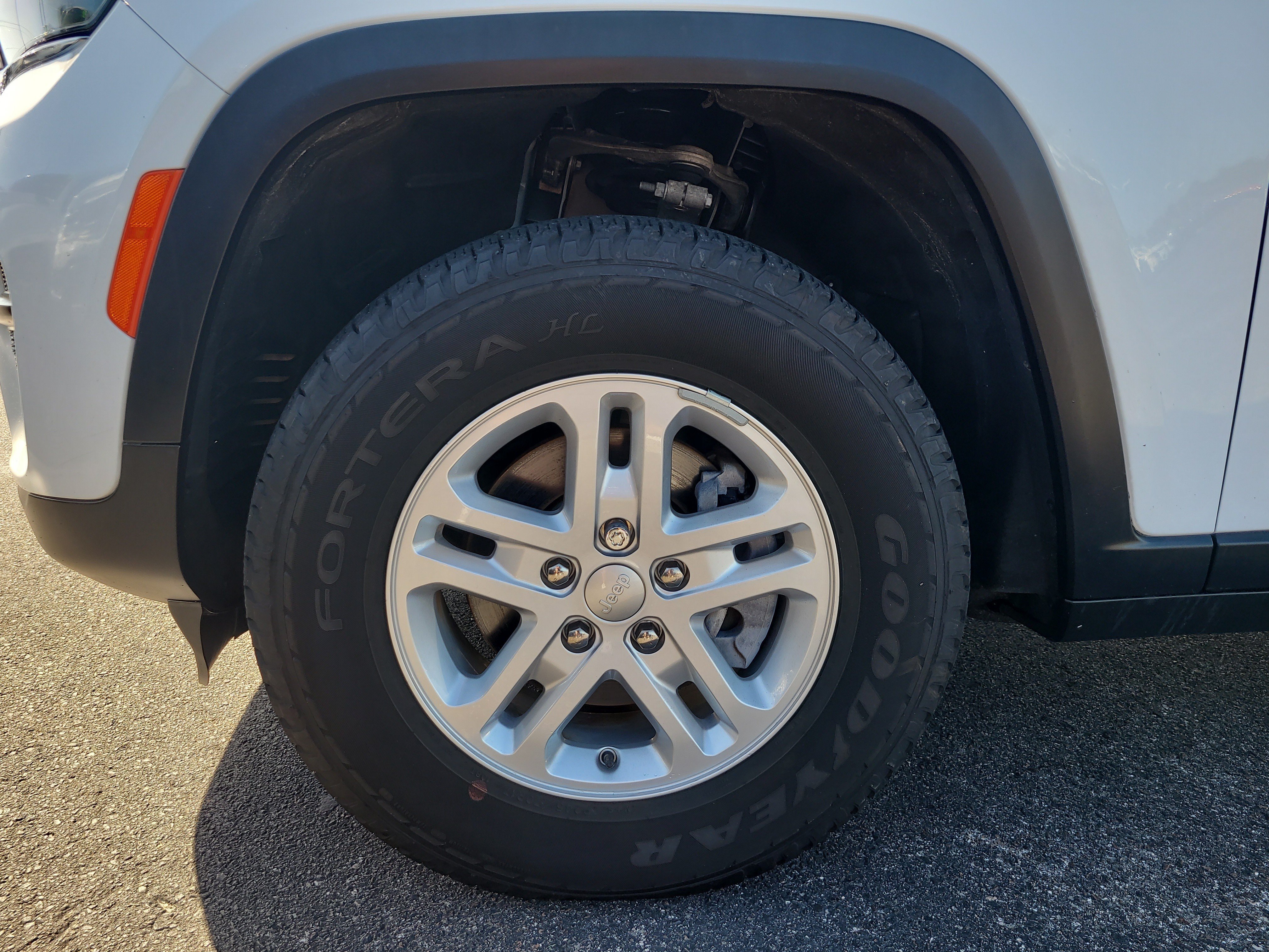 Used 2024 Jeep Grand Cherokee Laredo AWD/4WD image 9