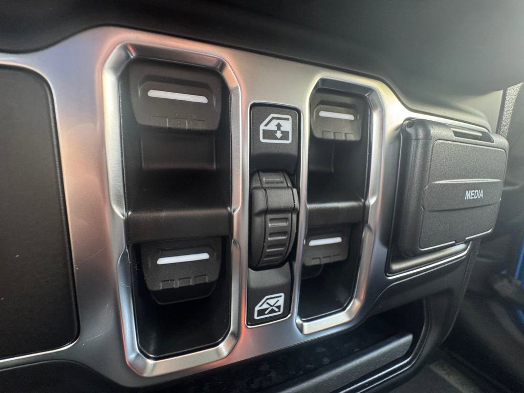 New 2025 Jeep Gladiator Sport image 15