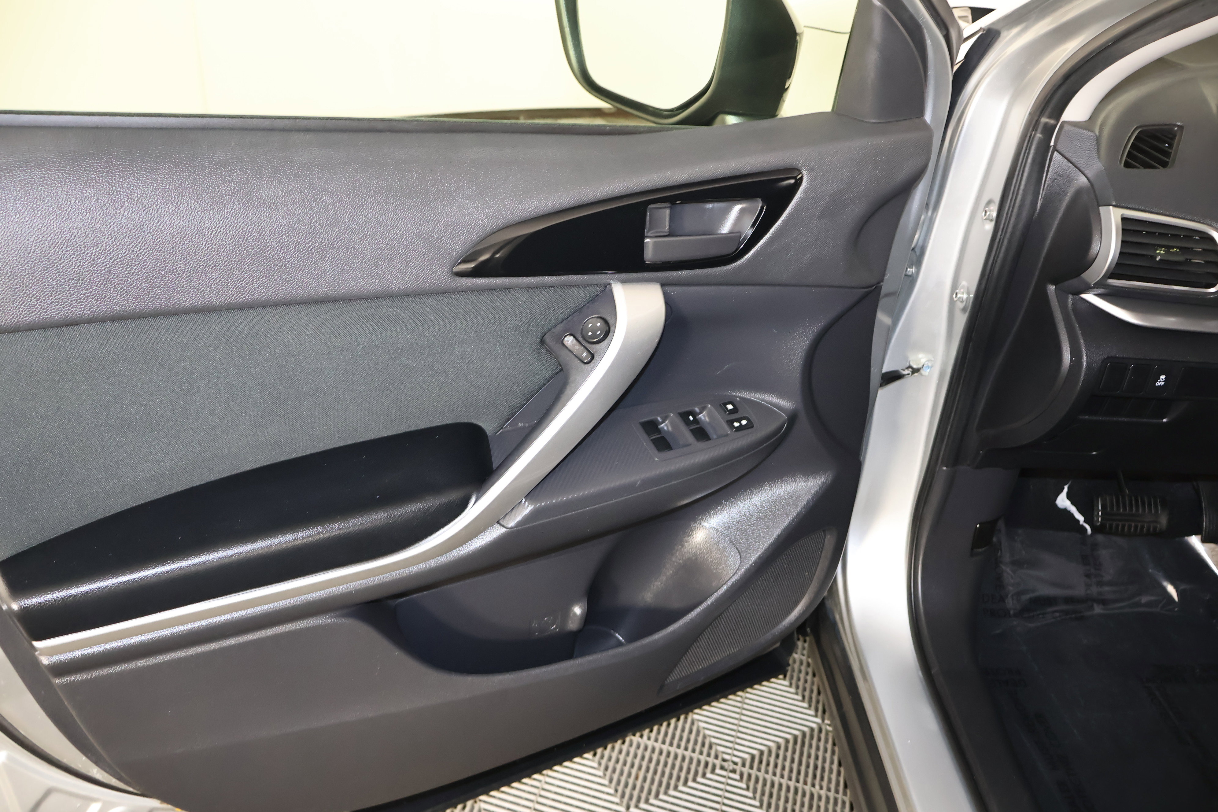 Used 2018 Mitsubishi Eclipse Cross LE image 34