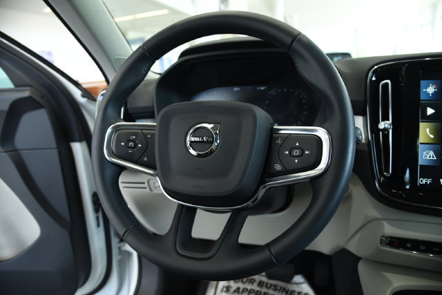 Used 2021 Volvo XC40 T5 Momentum w/ Premium Package AWD/4WD image 14