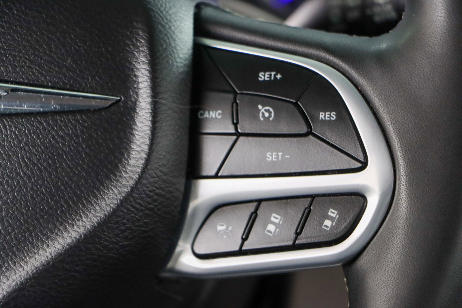 Used 2023 Chrysler Pacifica Touring-L image 14