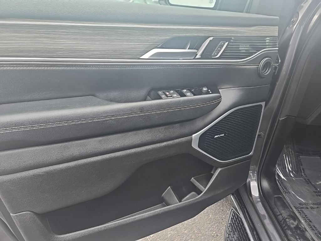 Used 2024 Jeep Wagoneer Series III AWD/4WD image 9