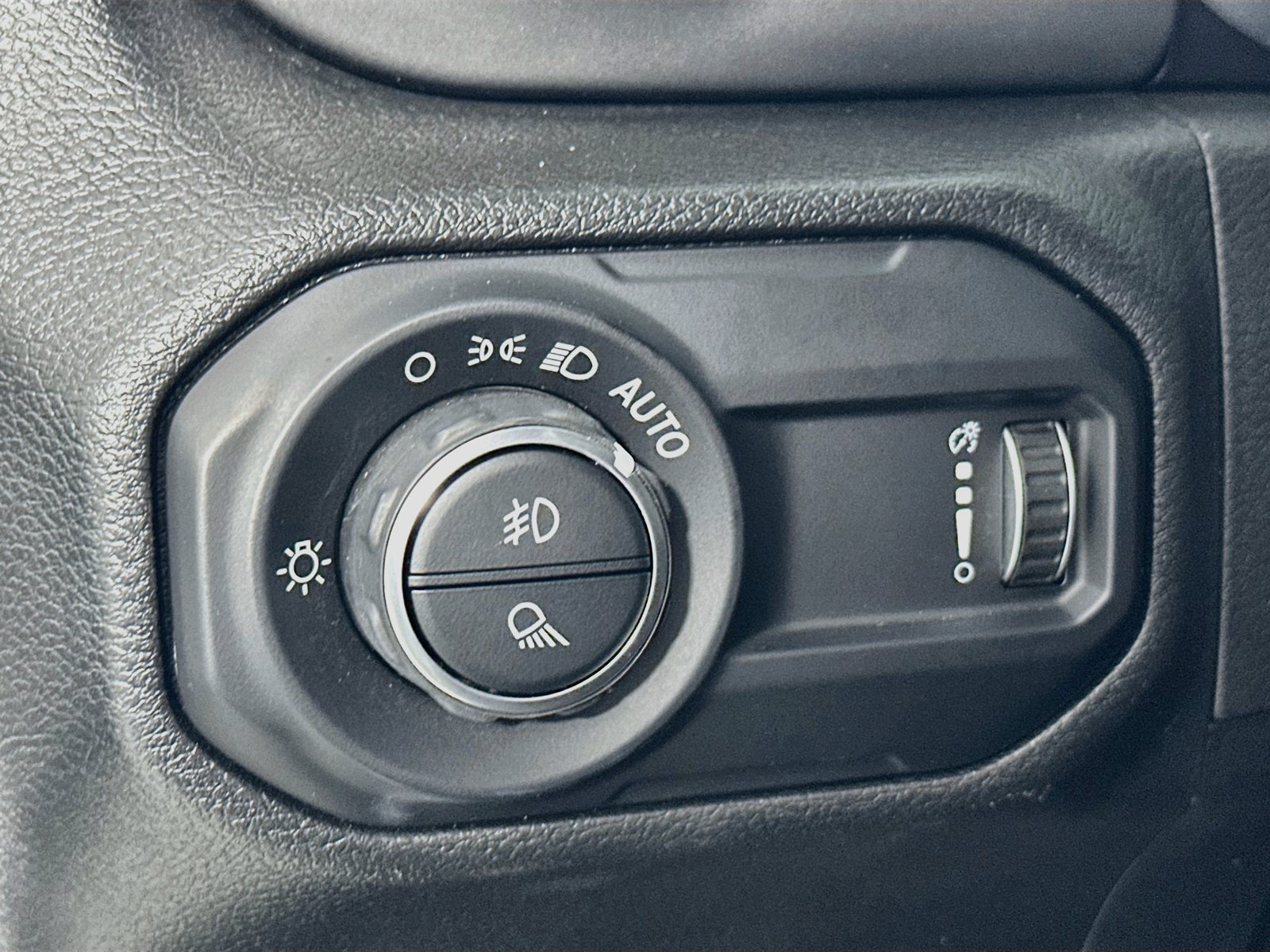 Used 2023 Jeep Gladiator Sport AWD/4WD image 10