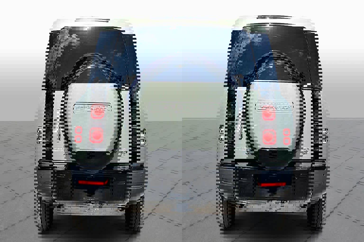 Used 2023 Land Rover Defender 130 SE image 5