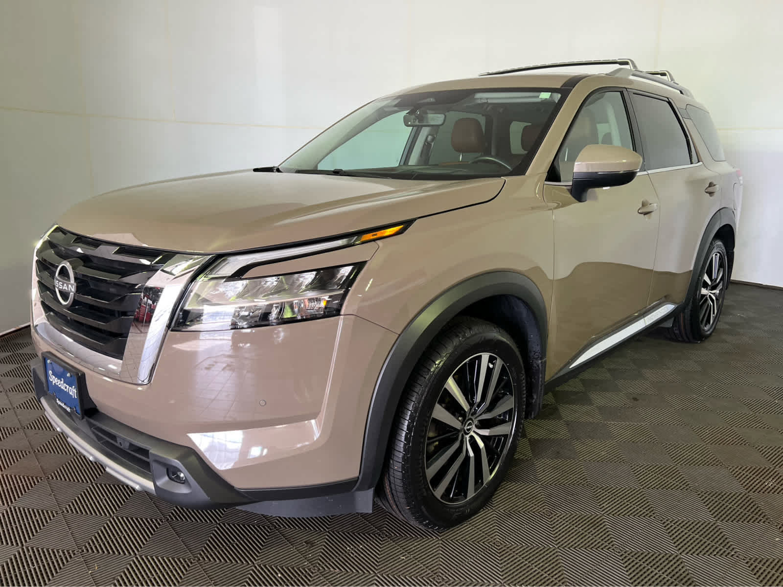 Used 2023 Nissan Pathfinder Platinum image 3