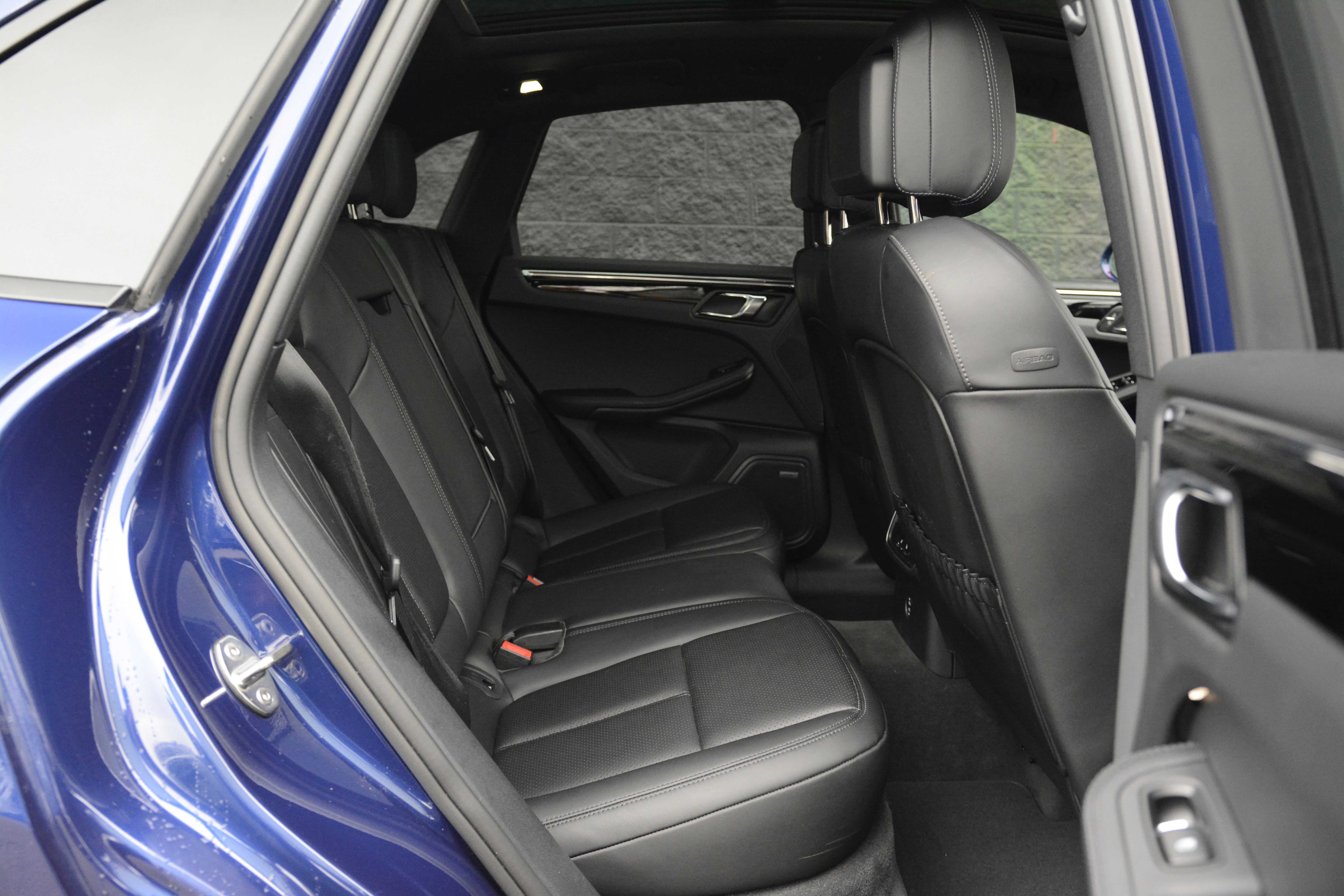 Certified 2025 Porsche Macan AWD/4WD image 35