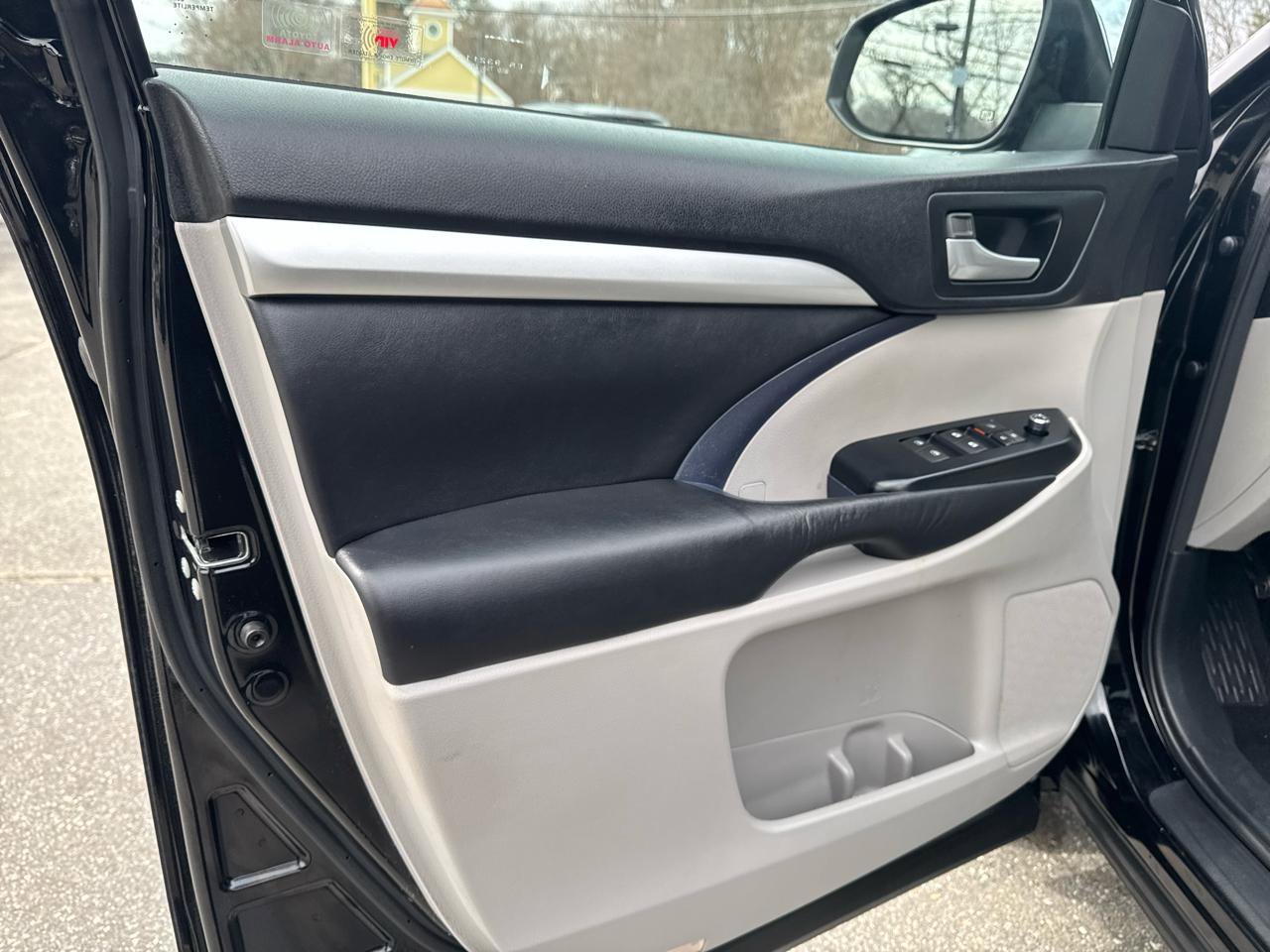 Used 2015 Toyota Highlander XLE image 25