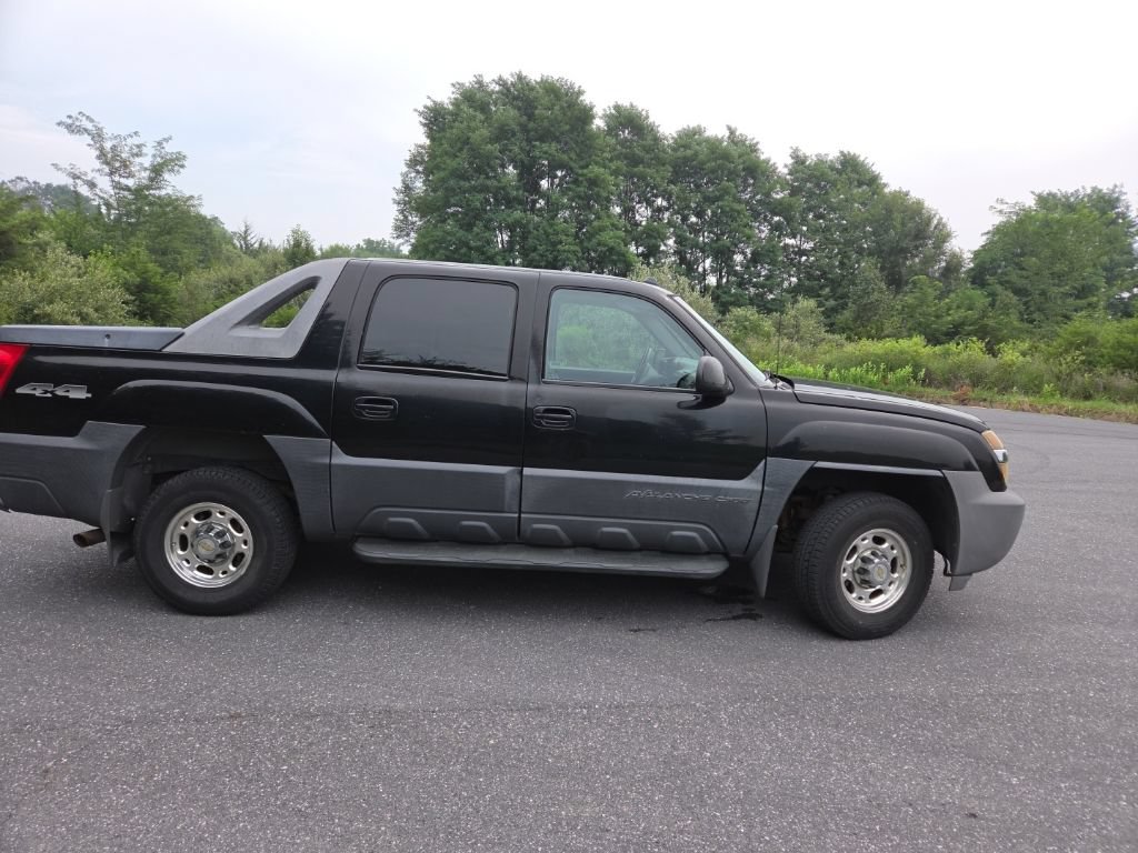 Used 2004 Chevrolet Avalanche 2500 w/ Preferred Equipment Group AWD/4WD image 3