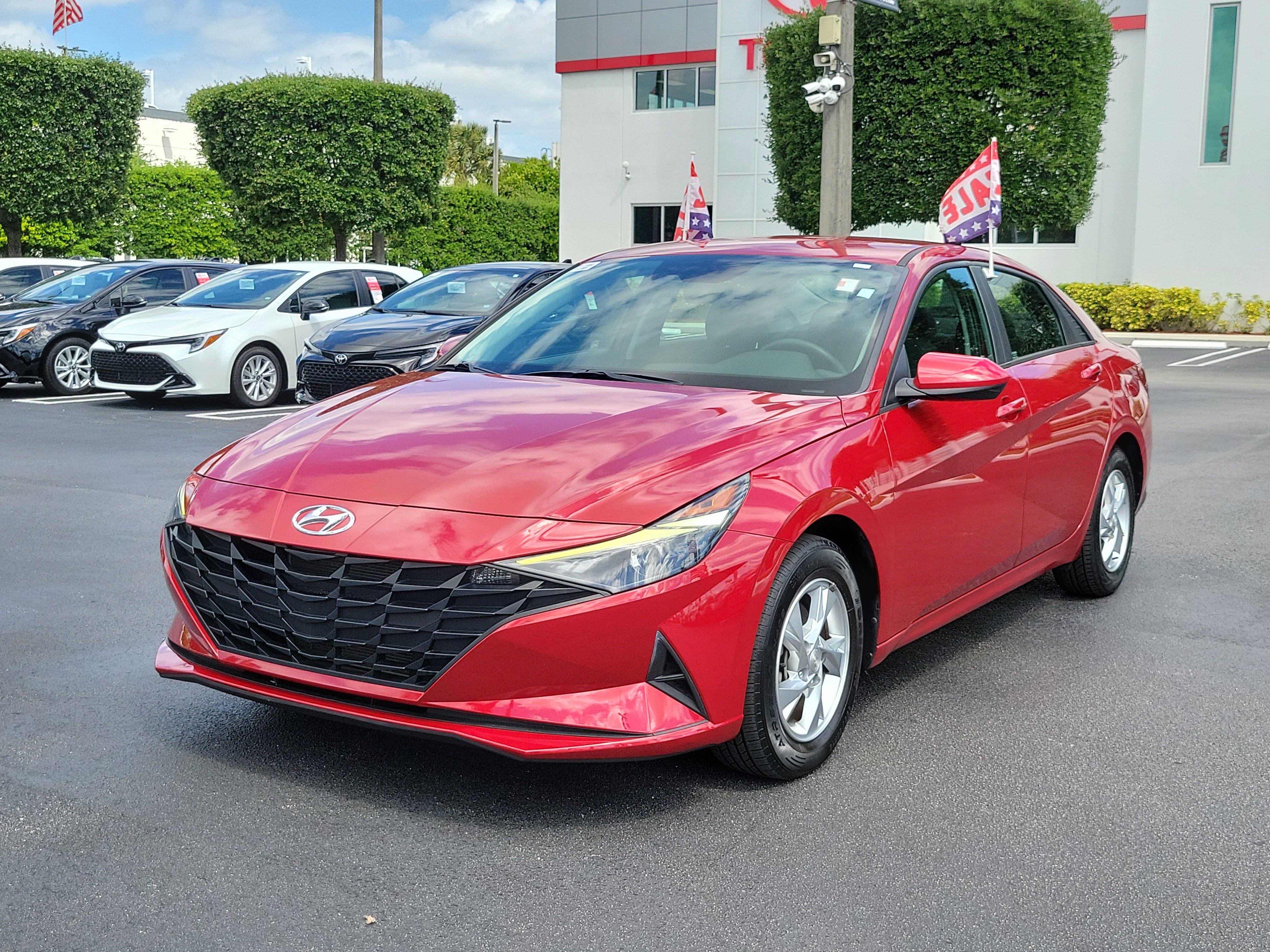 Used 2021 Hyundai Elantra SE w/ Cargo Package FWD image 5