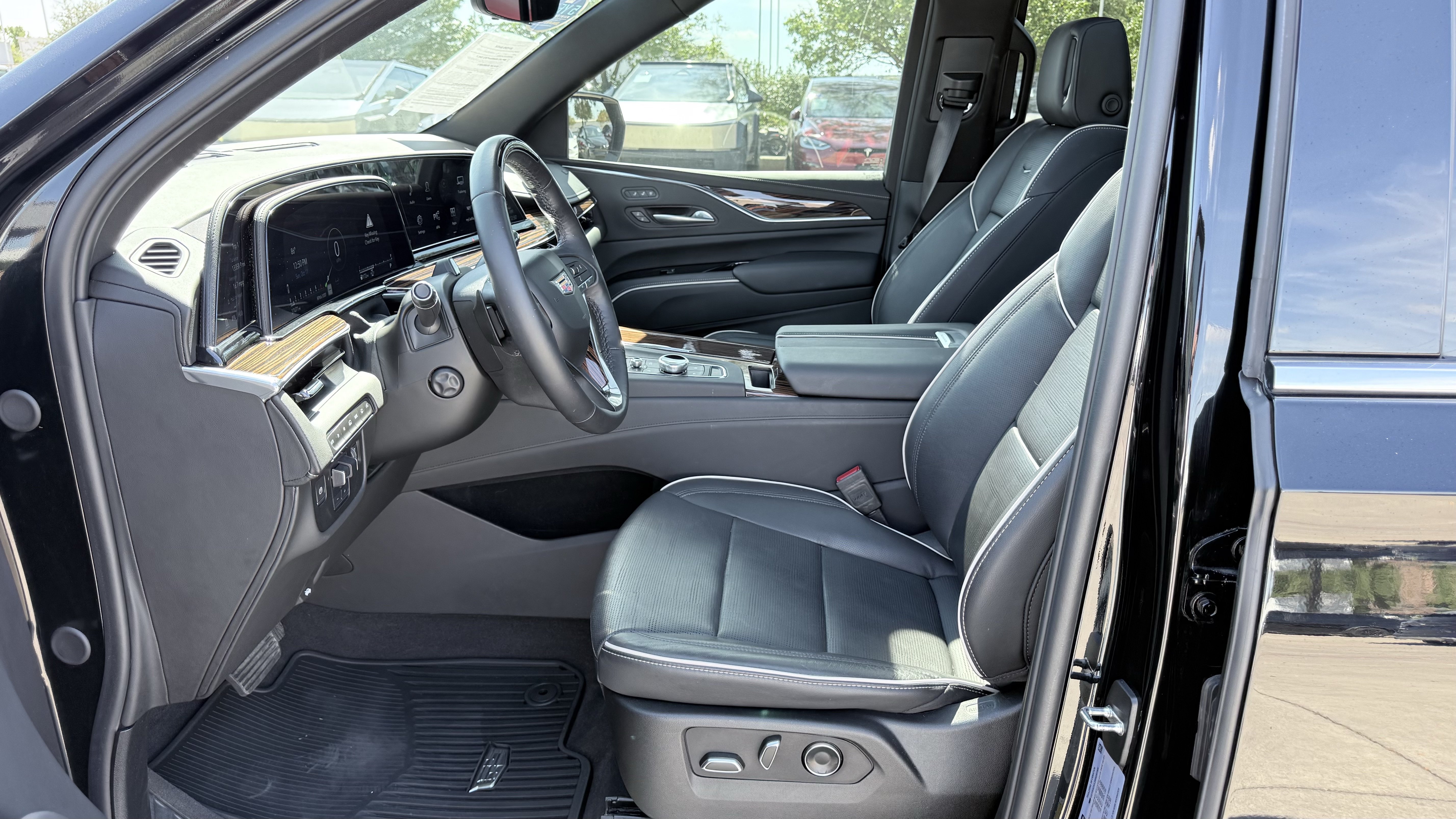 Used 2024 Cadillac Escalade Premium Luxury w/ Performance Package AWD/4WD image 30