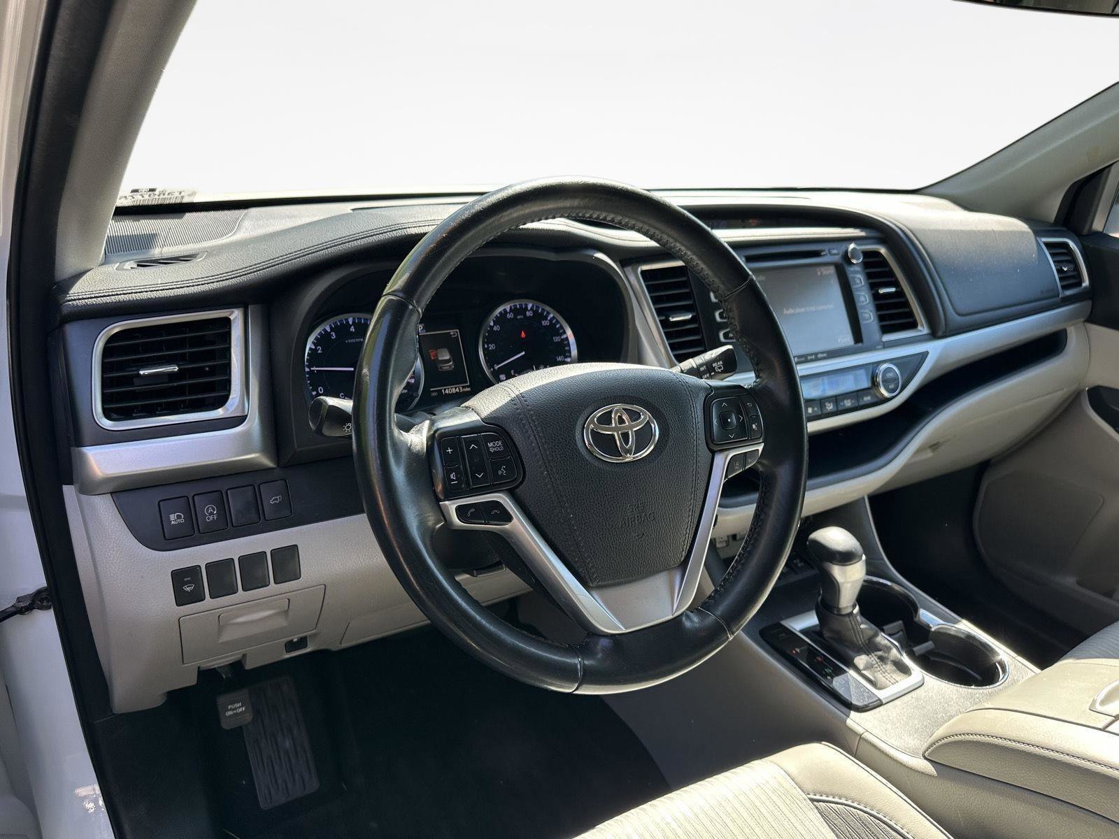 Used 2017 Toyota Highlander Plus AWD/4WD image 11