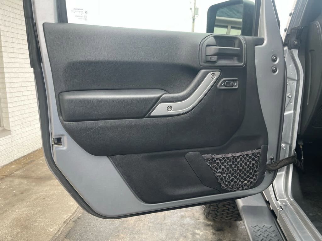 Used 2018 Jeep Wrangler Unlimited Sahara w/ Connectivity Group AWD/4WD image 18