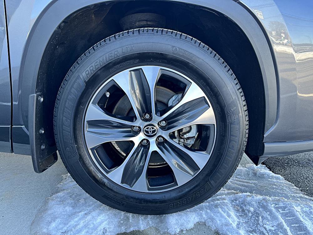 Used 2023 Toyota Highlander XLE AWD/4WD image 34