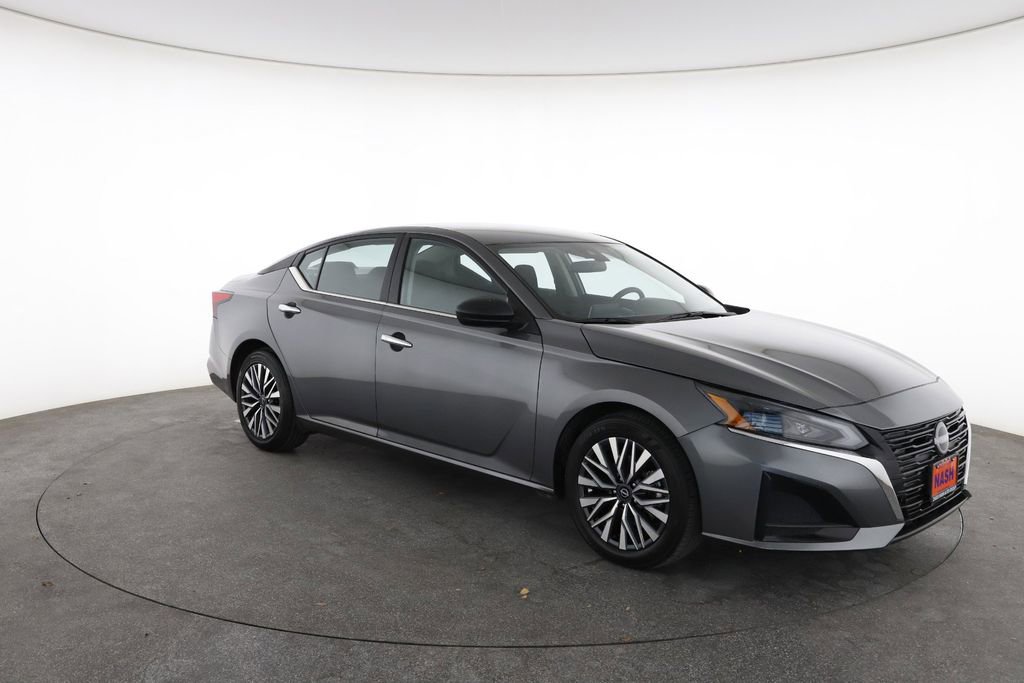 Used 2025 Nissan Altima 2.5 SV image 2