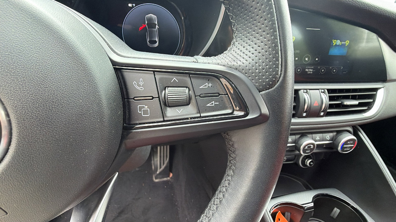 Used 2024 Alfa Romeo Giulia Ti w/ Performance Driving Package AWD/4WD image 29