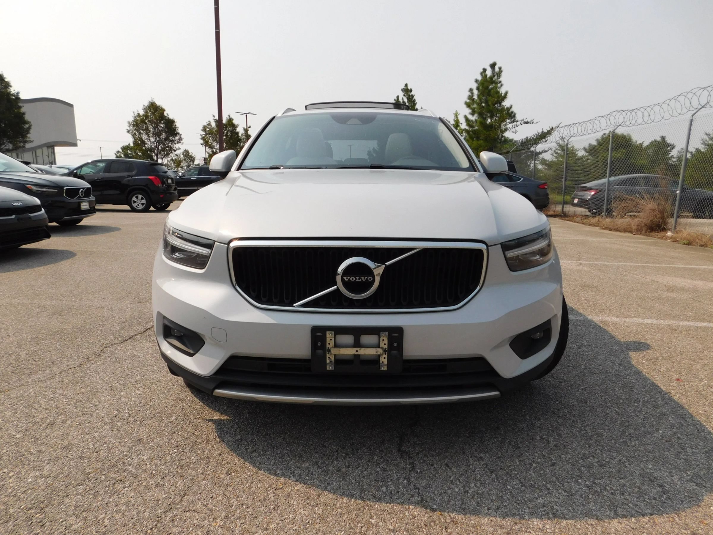 Used 2021 Volvo XC40 T4 Momentum FWD image 3