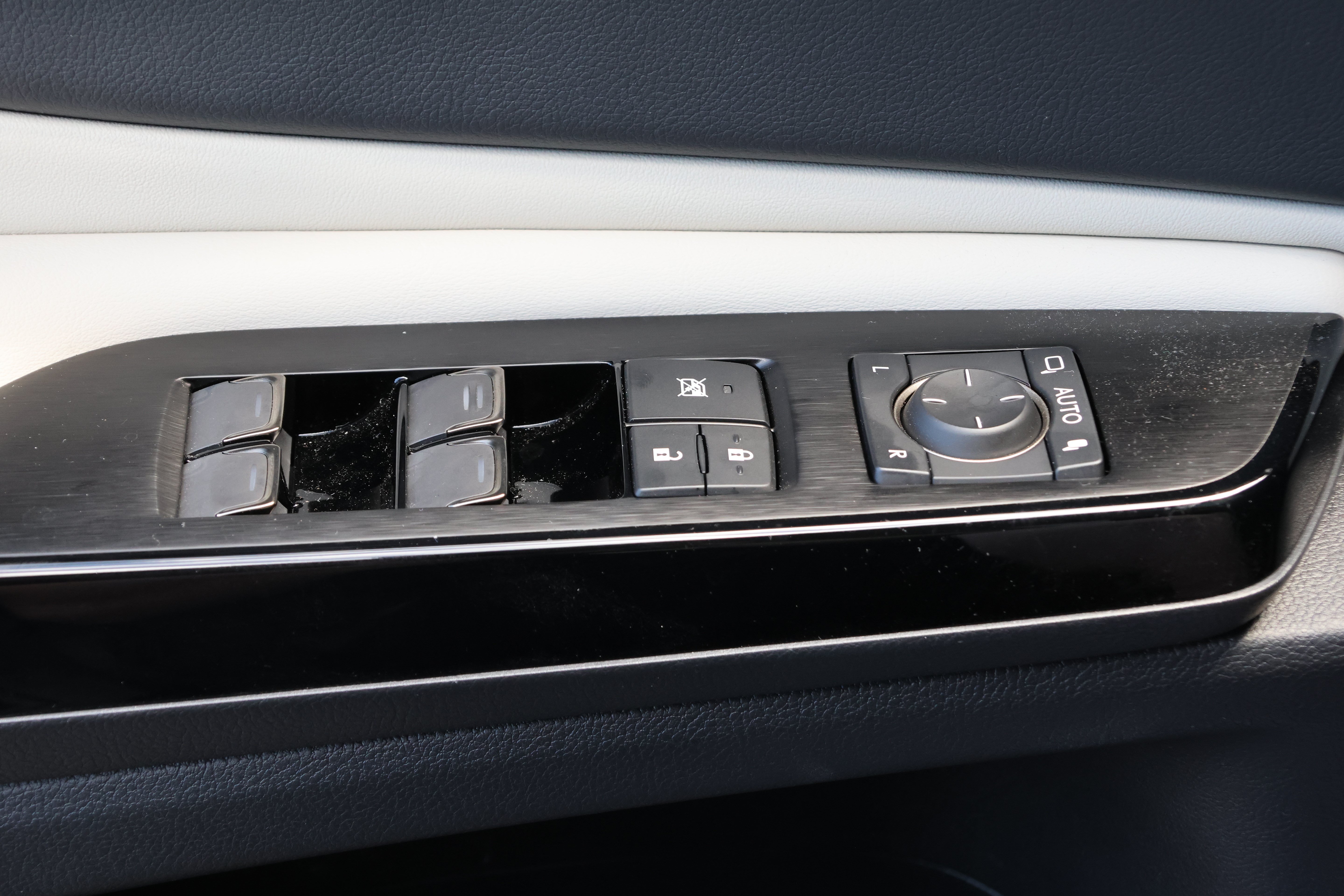 Certified 2025 Lexus ES 300h w/ Premium Package FWD image 14