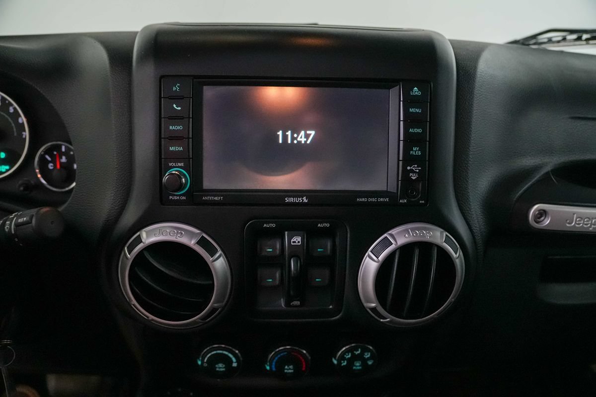 Used 2017 Jeep Wrangler Unlimited Sahara w/ Connectivity Group AWD/4WD image 13
