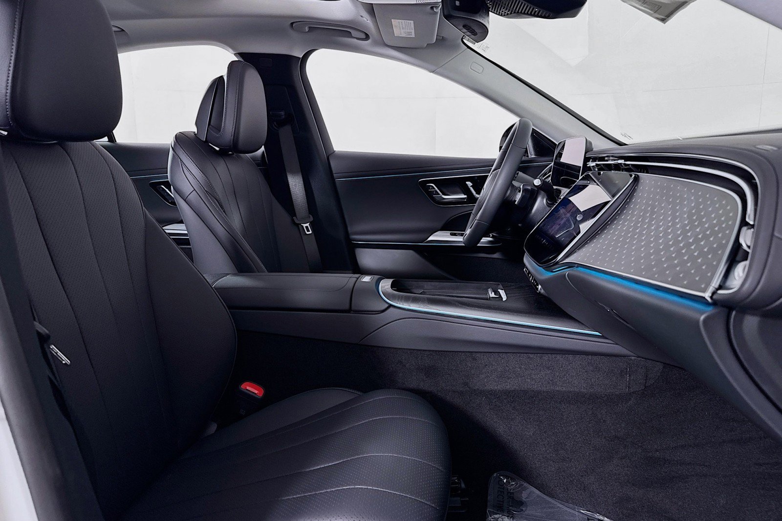 New 2025 Mercedes-Benz E 350 4MATIC Sedan image 6