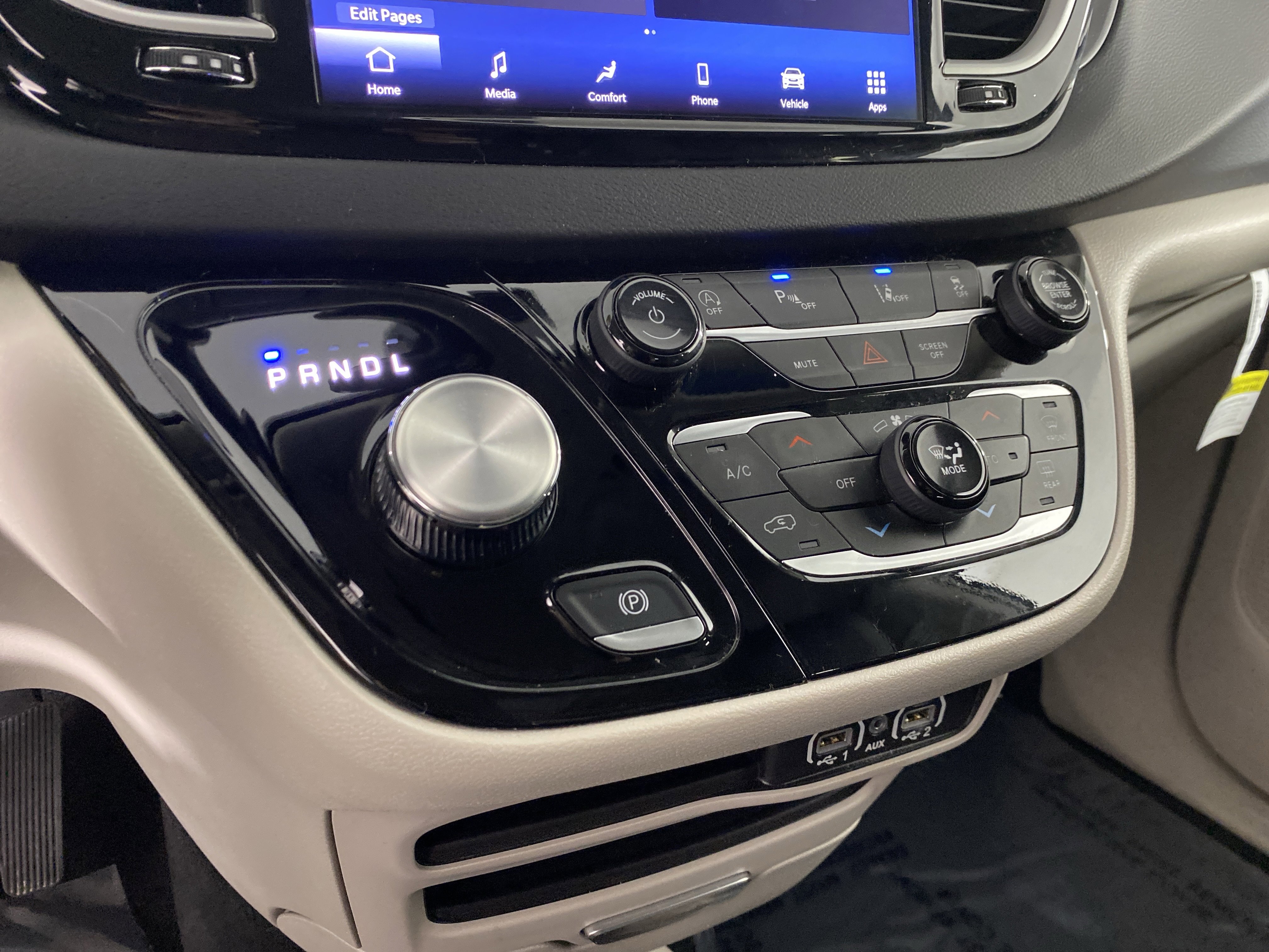 Used 2024 Chrysler Pacifica Touring-L image 29