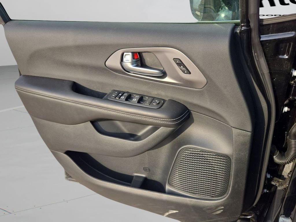 New 2026 Chrysler Pacifica Select FWD image 12