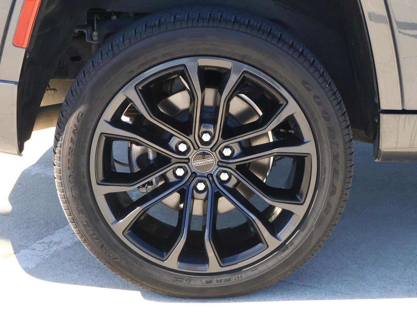 Used 2017 Jeep Cherokee Trailhawk AWD/4WD image 36