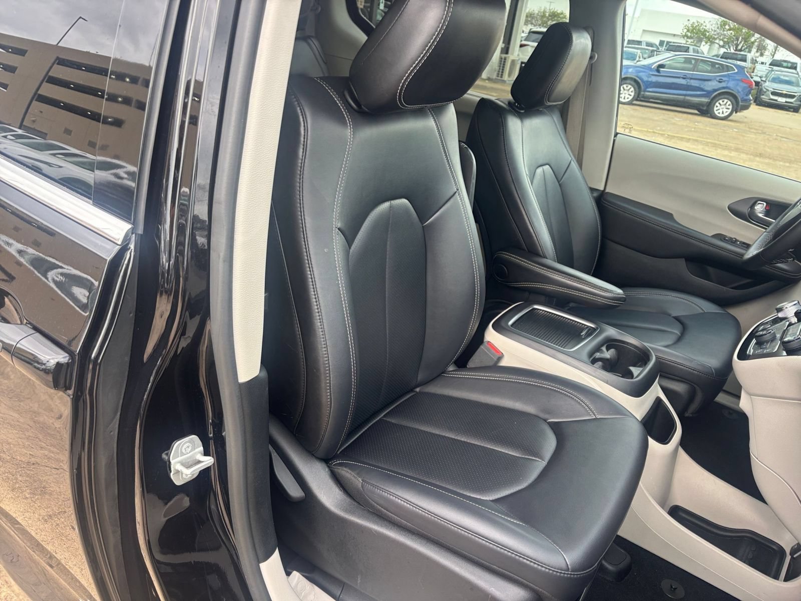 Used 2024 Chrysler Pacifica Touring-L FWD image 38